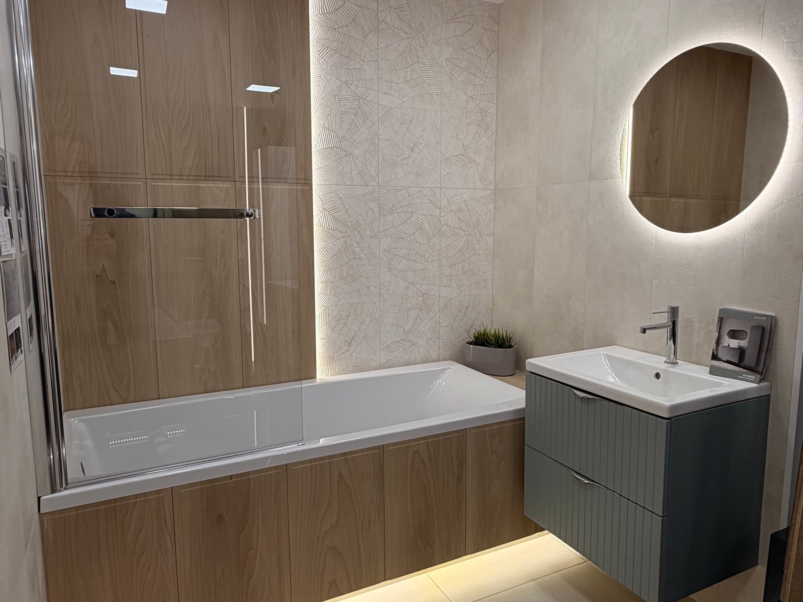 Ekspozycja kolekcji Tubądzin Pure Concept z wanną Cersanit Virgo, parawanem Excellent i szałwiową szafką z umywalką Cersanit Tirso