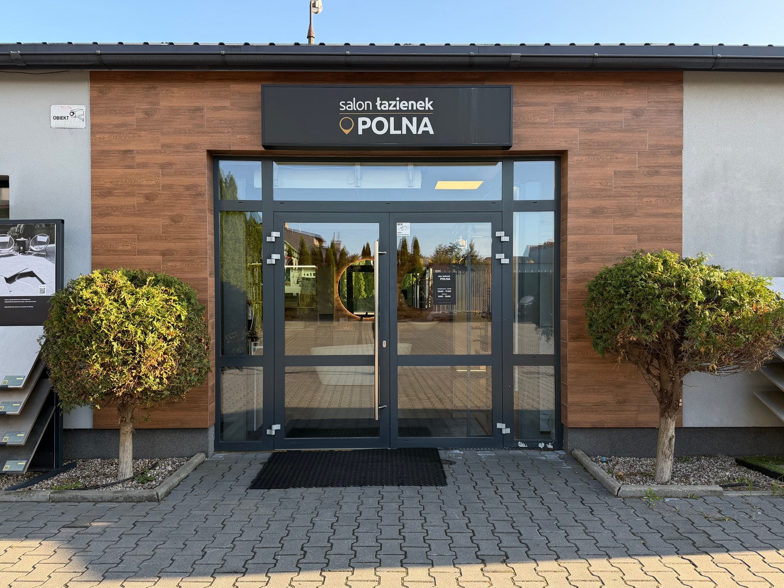 Główne wejście do Salonu Łazienek POLNA od strony placu przy ul. Polnej 5A w Działdowie